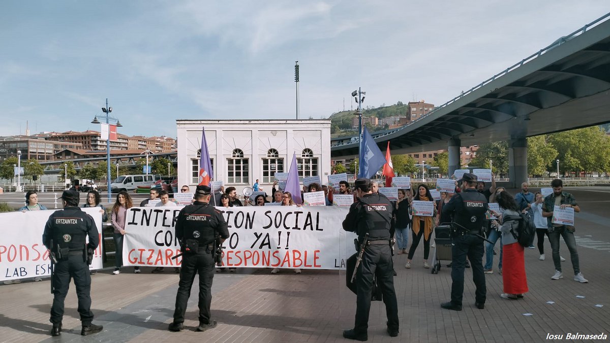 El 3º Sector de Euskadi celebra su día, escoltado por la #Ertzaintza y dando la espalda a sus trabajadoras 🚫Integrantes de @LABsindikatua @ESKsindikatua e #IntervenciónSocial en huelga han protestado ante el Itsas Museoa de Bilbao ecuadoretxea.org/el-tercer-sect…