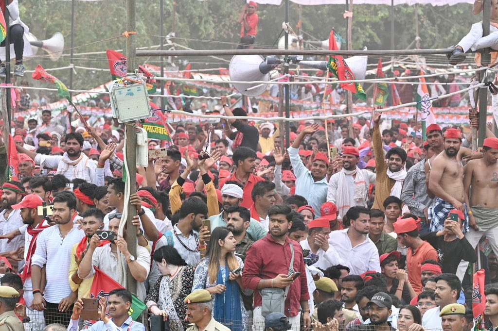 yadavakhilesh's tweet photo. कन्नौज में ‘इंडिया गठबंधन’ की जीत के लिए ऐतिहासिक एकजुटता देखकर भाजपा के कैम्प में खलबली मच गयी है। सपा, कांग्रेस, आम आदमीं पार्टी और अन्य सहयोगी दलों के एक साथ आने और भाजपा के अंदर ही घमासान मच जाने से भाजपा का सारा नकारात्मक गणित गड़बड़ा गया है। 

भाजपाई अपने परिवार पर ही आरोप लगा रहे हैं क्योंकि उनको हारने की ख़बर लग चुकी है।