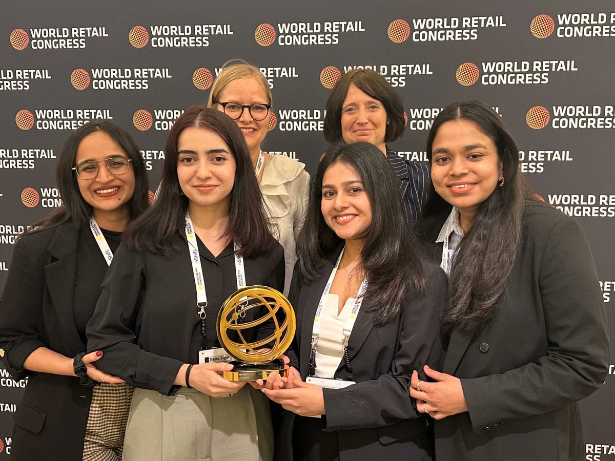 Celebrating a monumental win for our Fashion Business School students! Renu Sigar, Aditi Kanthaliya, Aanshi Shah, & Ruchita Kar shine bright as winners of the World Retail Congress 2024 competition! 🏆 Read more about their innovative vision ⬇️ arts.ac.uk/colleges/londo…