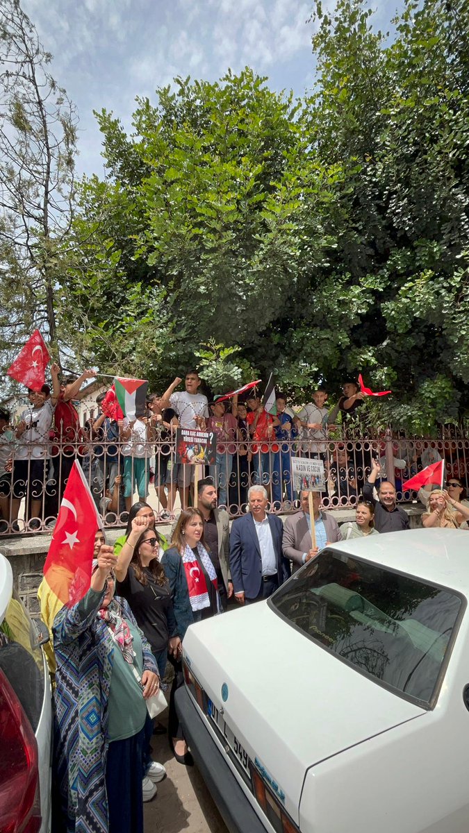 Filistin’deki haksız işgal sona ermeli ve İsrail gaspettiği toprakları sahibine Filistinlilere geri vermelidir. Gazze çocuklarına aydınlık bir gelecek sunabilecek şekilde yıkıntıları arasından yeniden inşa edilmelidir. AK Parti Kadın Kollarımızın, Gazze’de yaşam hakları elinden…