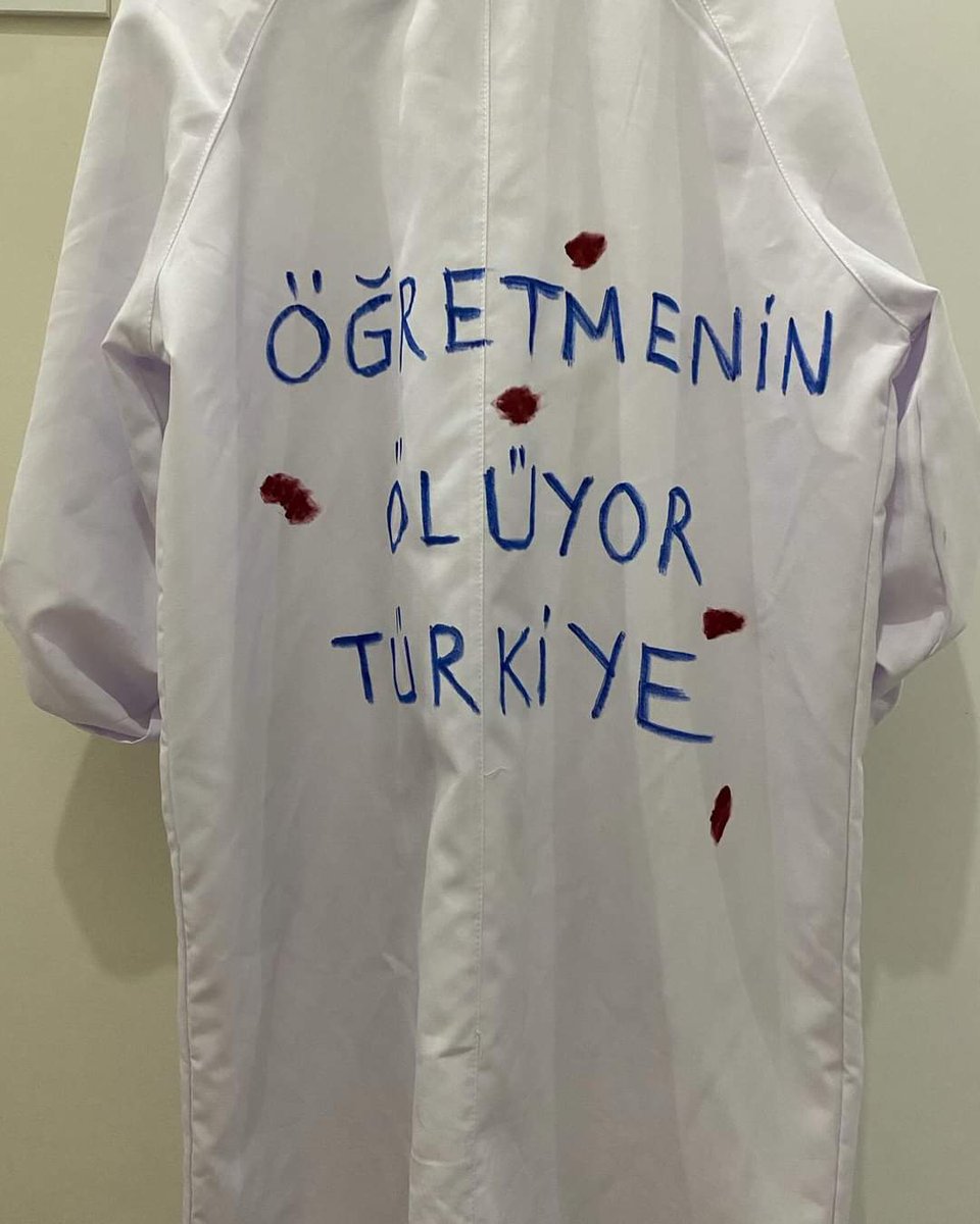 Avrupada Ögretmenler 
emekli olup ülke ülke geziyor, Türkiye'de 70 yaşında hala çalışırken öldürülüyor ❗️🇹🇷❗️ 
#ÖğretmenTekYürek