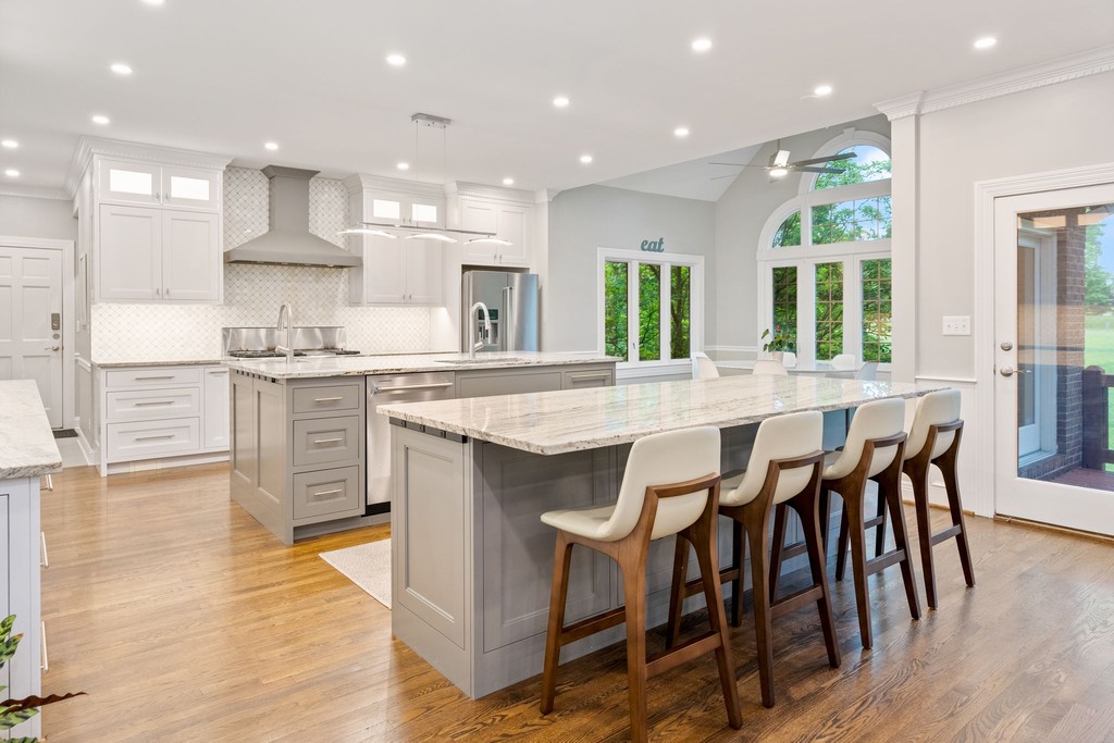 JonMandRealtor's tweet photo. Discover timeless elegance in the Estates of Hunting Creek, where this stunning two-story home offers the perfect blend of classic architecture and modern updates paired with scenic golf course views. ⛳️ 

📍 8607 Westover Dr
    $1,175,000
    https://t.co/ktIxUQ2fFj https://t.co/COscRXKEFa