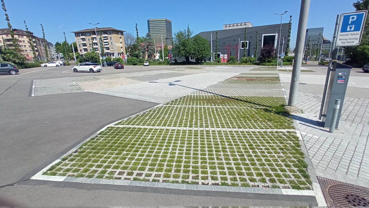 Důležitým opatřením na klimatickou změnu ve městech je nedělat dál asfaltová parkovací místa. V Zürichu jsem navštívil parkoviště, kde testují 66 povrchů, které lépe zasakují vodu a méně ohřívají své okolí. Pro inspiraci sdílím. (letecké 📷 J. Labusch, zbytek fota vlastní).