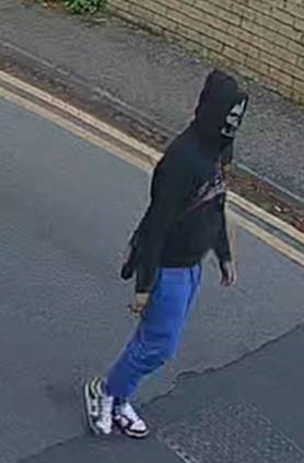 Police investigating two knifepoint robberies have issued an image of a male they would like to identify. More: westyorkshire.police.uk/news-appeals/i… ☎️101 💻westyorkshire.police.uk/LiveChat ➡️13240246263