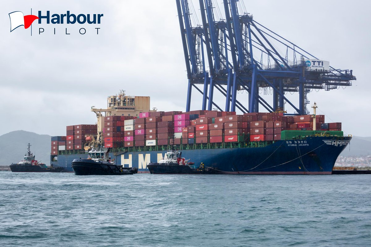 Hyundai Jakarta asissted four Boluda tugs prepaired to leaving with western storm, Algeciras port. harbourpilot.es/wp-content/upl… #HMM #shipping #Boluda #algecirasport #containership