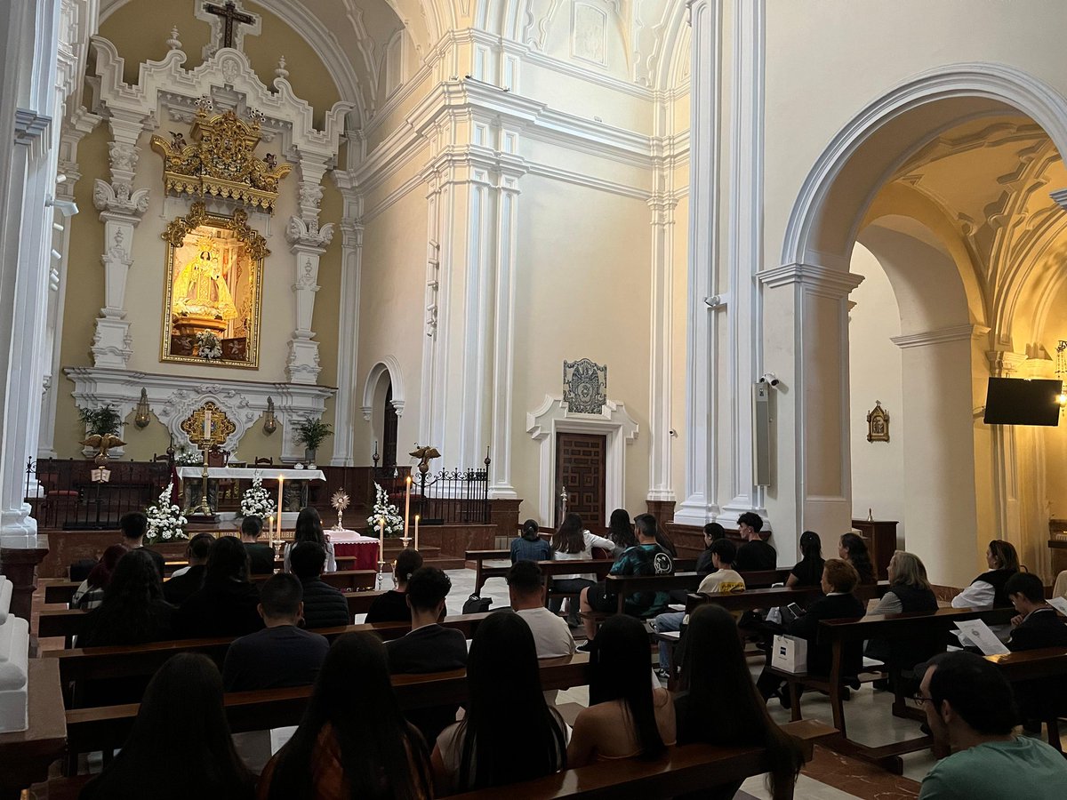 GrJMisericordia's tweet photo. Adoración eucarística en la tarde de ayer organizada por nuestro Grupo Joven.
Música y silencio , reflexión y oración a partes iguales .
Una vez más junto al señor en la custodia y bajo la mirada de nuestras sagradas imágenes.

📸@_elenaaloopezz

#cofradiasMLG #GJmisericordia https://t.co/yllqPSYMsl