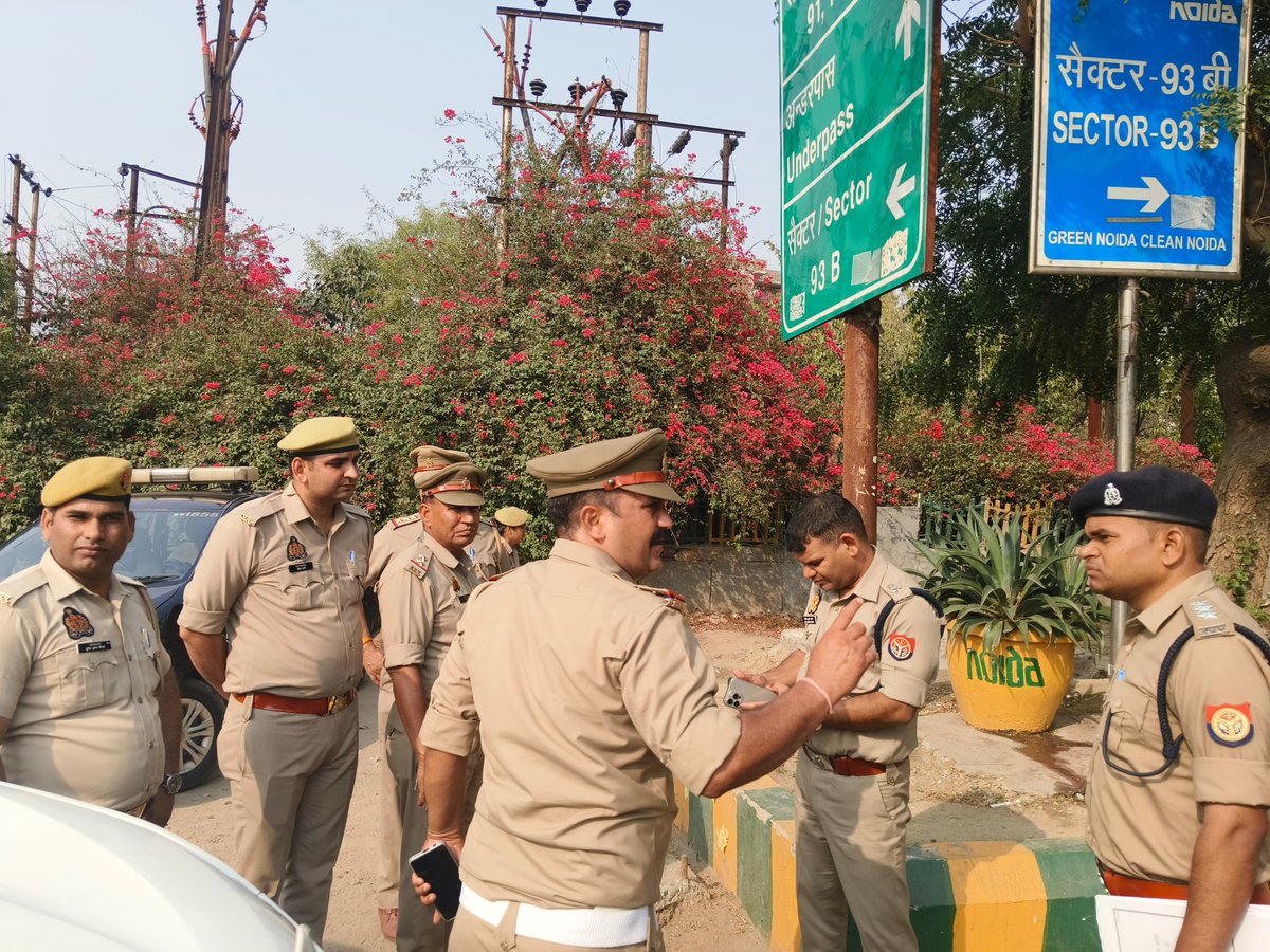 .@dcptrafficnoida द्वारा वीवीआईपी आगमन के अवसर पर ड्यूटी पर तैनात पुलिस कर्मियों को ब्रीफ किया गया एवं सर्व संबंधित को आवश्यक दिशा–निर्देश दिए गए। यातायात हेल्पलाइन नं०–9971009001