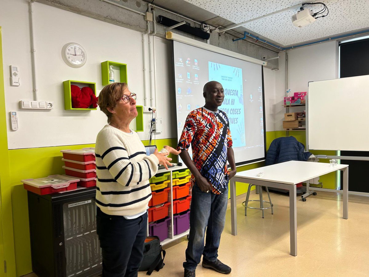 Aquesta setmana l’alumnat de 1r d’ESO i 1r de Batxillerat ha rebut la visita de la Fundació Kalilu Jammeh que es dedica a la promoció de l’educació i l’agricultura a Gàmbia. Després de treballar-ho a classe van conèixer la seva tasca d’una manera molt més propera. 
Bona feina!