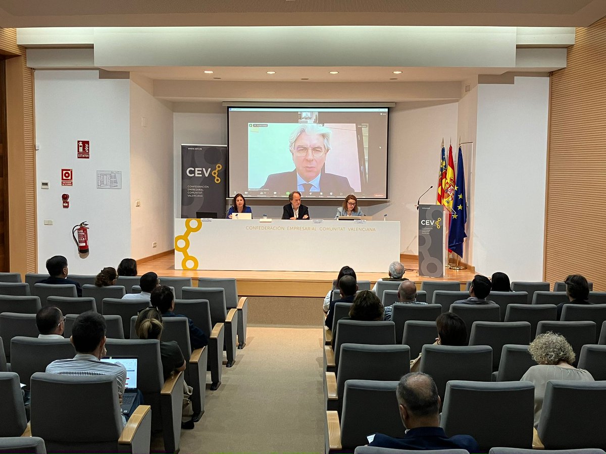 👥Cerca de 400 personas siguen el seminario sobre los puntos claves en la inspección en seguridad industrial de instalaciones 👉En la sesión, presidida por el presidente de la Comisión de Industria #CEV, Vicente Lafuente, ha intervenido el SA de Industria @felipejcarrasco