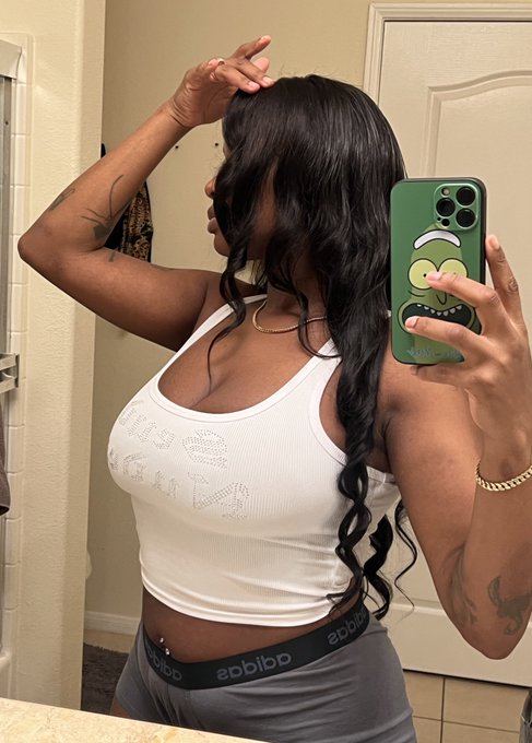 3 pic. sorry if I’ve been trippin lately, I just ain’t have my hair done. https://t.co/dvYZeJ3JhU