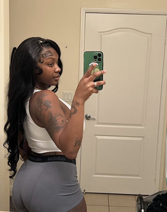 2 pic. sorry if I’ve been trippin lately, I just ain’t have my hair done. https://t.co/dvYZeJ3JhU