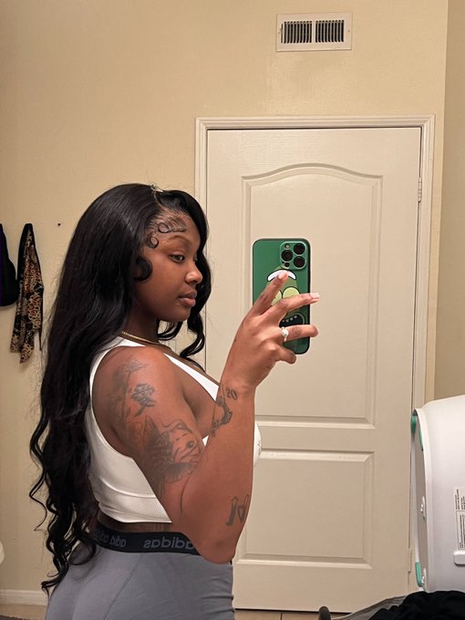 4 pic. sorry if I’ve been trippin lately, I just ain’t have my hair done. https://t.co/dvYZeJ3JhU