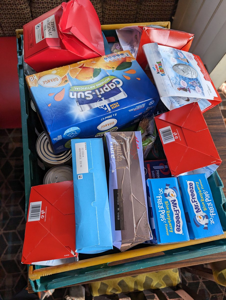 A food box for a family in need here in #norwich #KindnessAndCharity @BIIandBIIAB @pubaid @MeetUpMondays @apavementaway @kennychild @Norfolk_LL