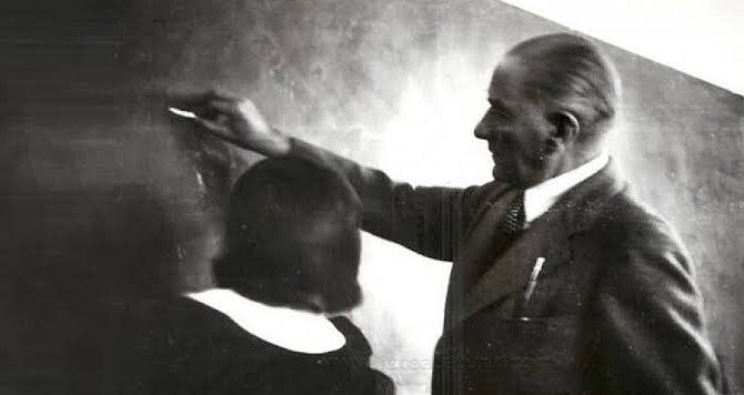 Ebedi Başöğretmenimiz Gazi Mustafa Kemal Atatürk, 13 Kasım 1937 yılında Sivas Lisesi'nde Geometri dersinde.. ♾💯🇹🇷

#ÖğretmenTekYürek