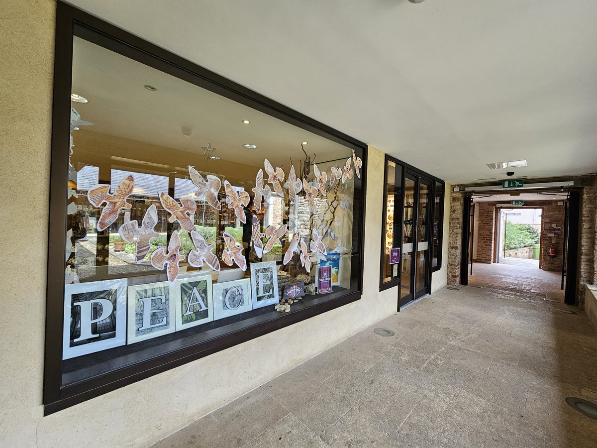 🗳️ Shop Window Displays - Cast Your Vote Now! 🗳️ 🕊️ Created by the same artist and sculptor as the Luxmuralis light shows - Peter Walker! Twelve local businesses in Wells have designed beautiful window displays inspired by the Peace Doves. wellscathedral.org.uk/archives/47340… #wellscathedral