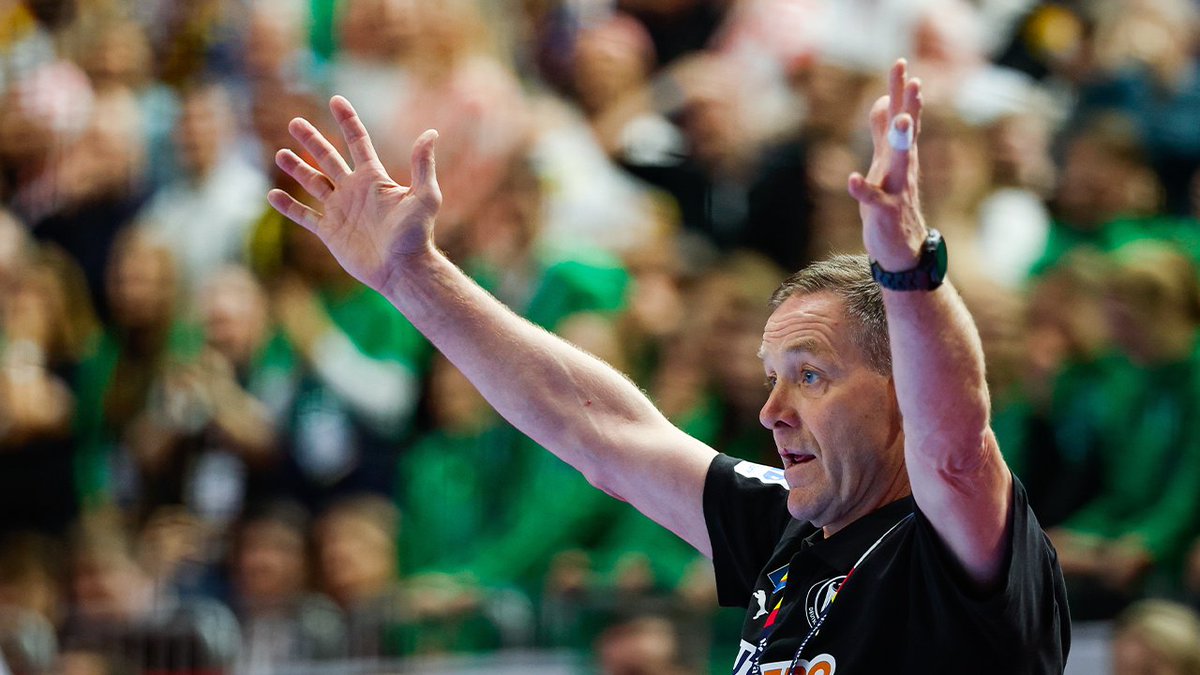 Kind of conductor vibes 🔥 In 3h mit fiebern bei #SWEGER wie Gislason! 🚀😁 📸 kolektiffimages/EHF #WIRIHRALLE #aufgehtsDHB #Handball __ 📺 Das Spiel gegen Schweden 🇸🇪 um 14.30 Uhr im Livestream auf zdf.de