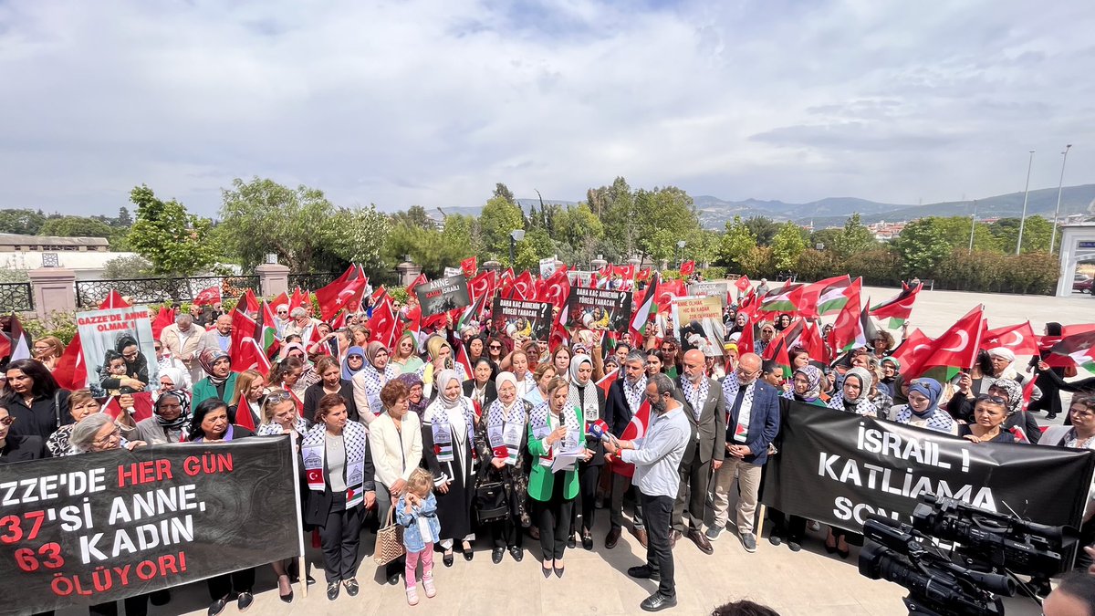 “Biz bugün okuldan gelecek çocuklarımızı, Gazzeli anneler ise çocuklarına verecek bir lokma ekmeği bekliyor.
 
Bizler karışmasın diye çocuklarımızın defterlerine, kitaplarına isim yazarken, Gazzeli anneler ise cesetleri teşhis edilebilsin diye çocuklarının kollarına isim