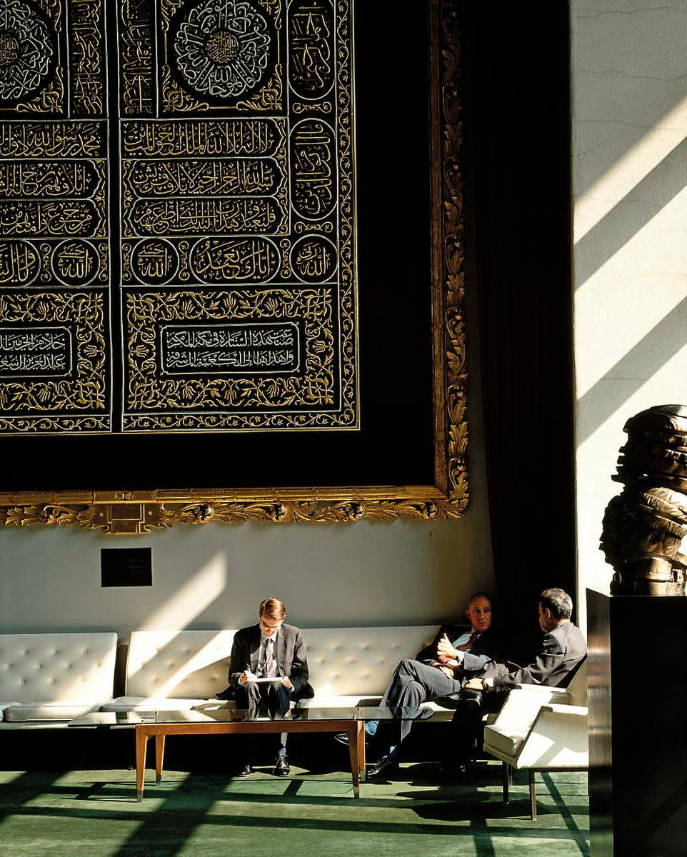 Delegates confer in a lounge on the second floor near the General Assembly Hall. NY، 1993
