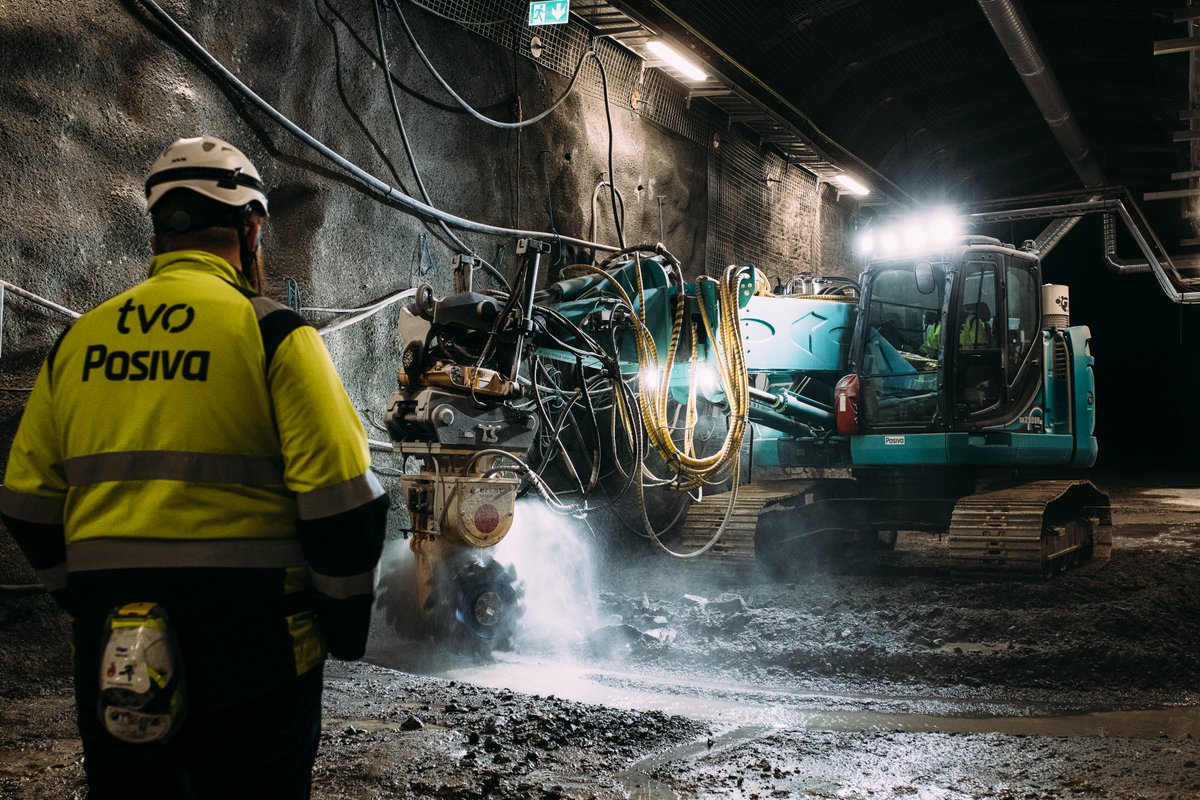 Smoothing the rock surface into a smooth passageway deep within the underground spaces of ONKALO® is dusty, noisy, and wet work amidst the mist of water. The excavator milling cutter is indeed one of Posiva's unique devices in constant use. 🔦Read more:posiva.fi/en/index/news/…