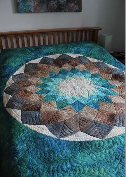 Giant Dahlia Quilt - Tutorial 
quilt.today/2020/04/GiantD… 

Quilt by Kathy Dahlin Schwartz #Quilting #Sewing #Quilt #Pattern