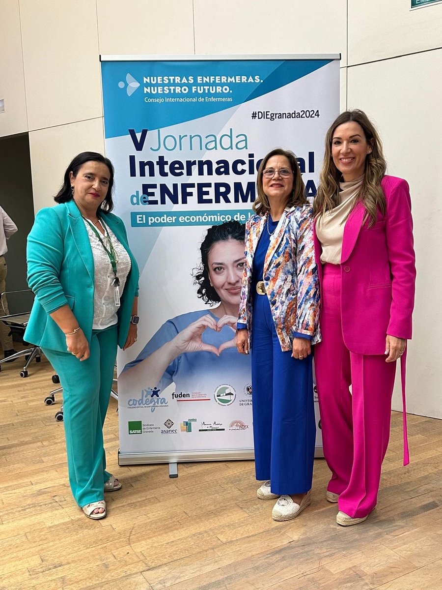 La directora gerente @magrrjj junto a la directora de enfermería @Merceditas37 y la subdirectora de enfermería @matildesanchez7 en las jornadas internacionales de Enfermería @codegraes