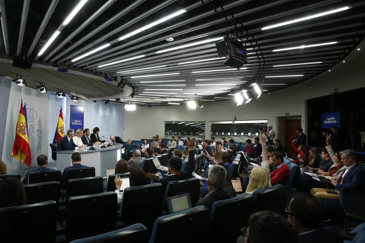 ✅ El #CMin aprobó el proyecto de Ley que actualiza la normativa sobre Navegación y Seguridad aéreas. Algunas novedades: 🧑‍✈️Navegación Habrá una comisión medioambiental por aeropuerto. 📄 Seguridad Menos procedimientos administrativos y se actualiza el régimen de infracciones.