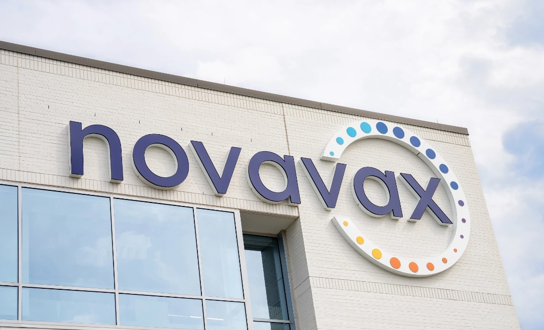 #Pharma, mega accelerazione per il titolo Novavax che in pre-market sale del 100%. La società ha annunciato di aver firmato un accordo multimiliardario per commercializzare con la francese Sanofi il suo vaccino anti-Covid e sviluppare dosi combinate: tinyurl.com/2re4n4nh