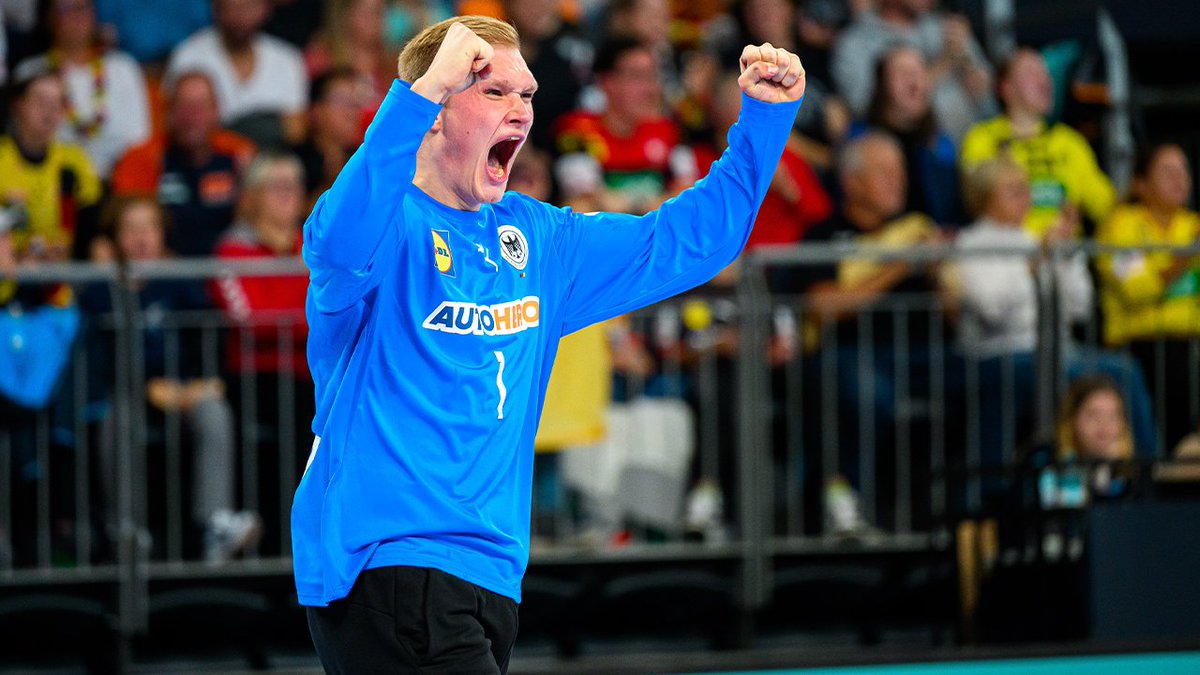 Schluss mit Warten! 🔚🤩 Keine 24h mehr bis #SWEGER - wir BRENNEN! 🔥😁 📸 Sascha Klahn #WIRIHRALLE #aufgehtsDHB #Handball __ 📺 Das Spiel gegen Schweden 🇸🇪 morgen um 14.30 im Livestream auf zdf.de