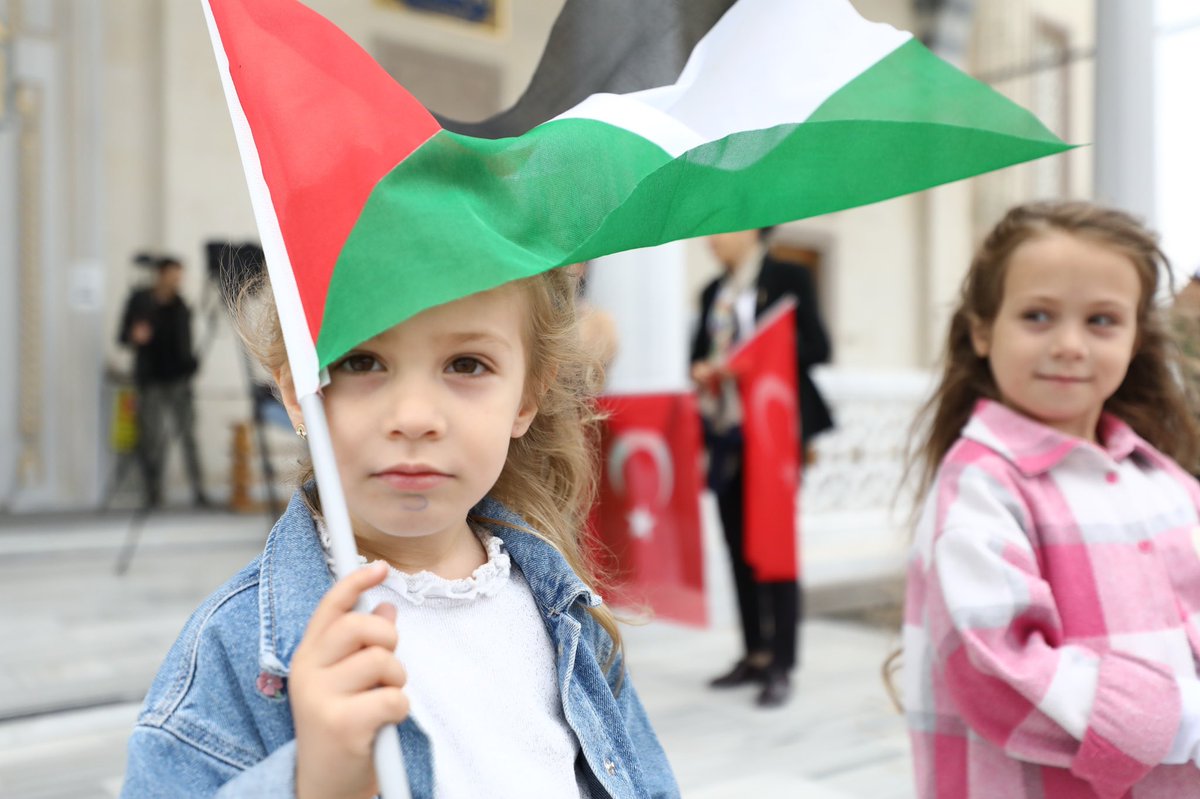 “Yaşamayacağını bile bile çocuk doğuran Gazzeli anneler için SUSMUYORUZ!  
 
Yaşanan tüm zulme, acıya rağmen… eşini, evladını, ailesini kaybetmesine rağmen çocukları için, ülkesi için dimdik ayakta duran Filistinli anneler, er ya da geç kazanacak. Anneler bitmeden bu direniş