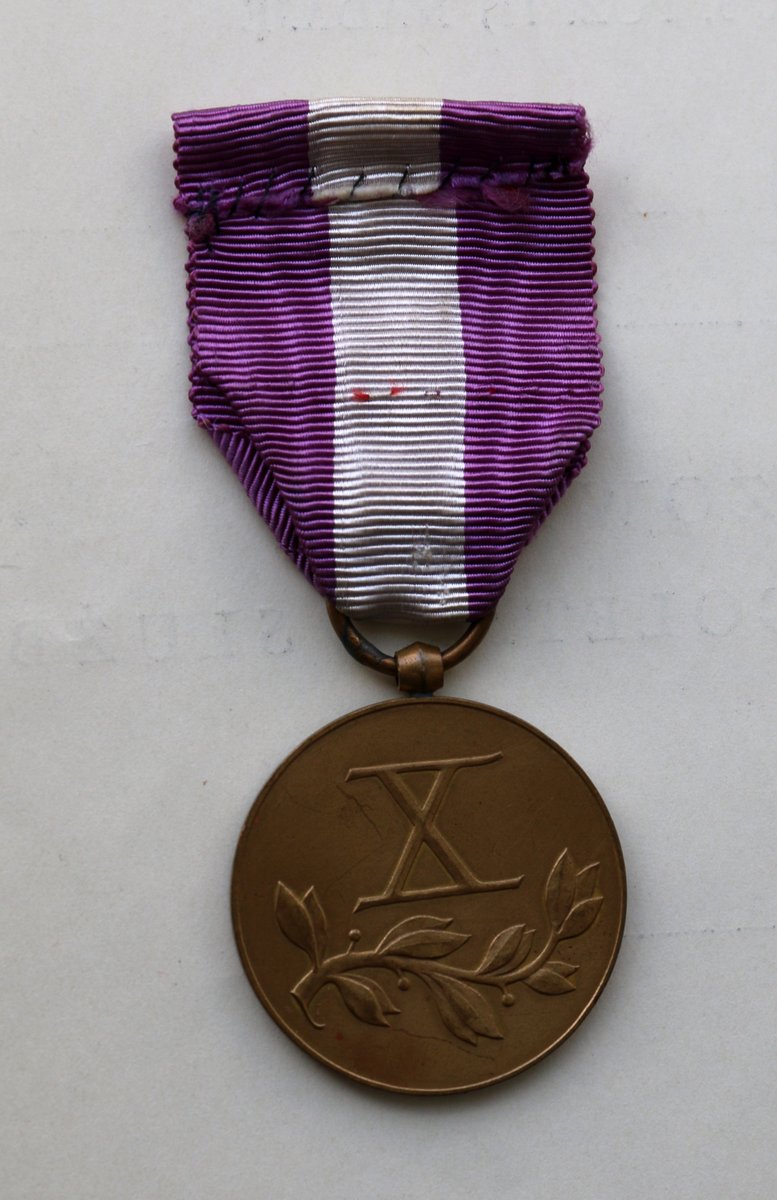Przed wojną 'Medal za długoletnią służbę' członkom służby zagranicznej RP nadawał Minister Spraw Zagranicznych.