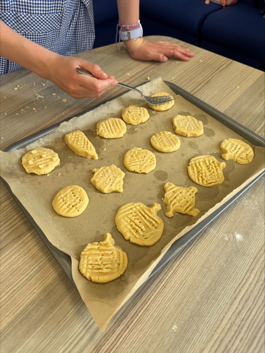 GrantonPrimary's tweet image. 🍪👏 Shoutout to our amazing Baking Club! This week, they whipped up a batch of scrumptious biscuits that left us craving for more! Well done, bakers! 🌟 #BakingClub #BiscuitBonanza 🎉🌟👩‍🍳👨‍🍳