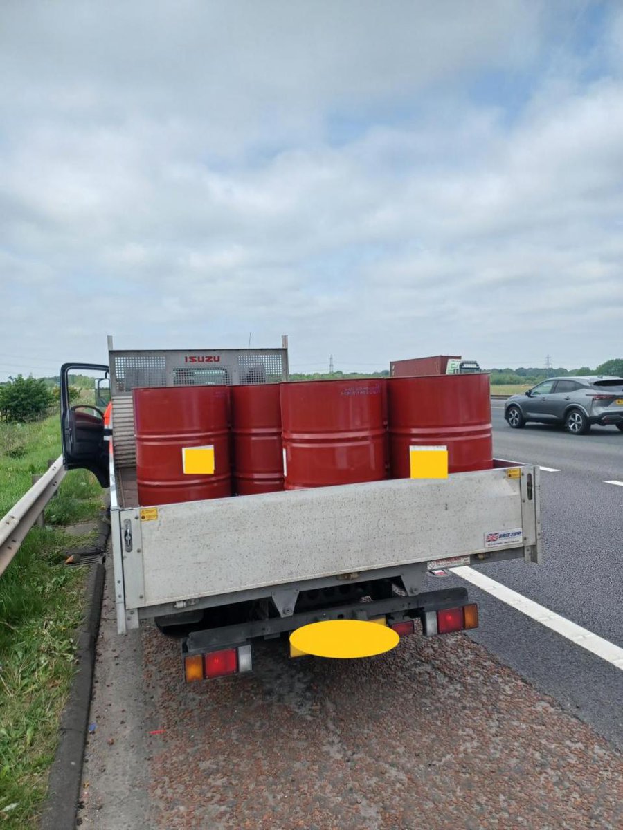 #Van travelled on motorway with 'loose oil drums able to bounce around' 🔗 uk.news.yahoo.com/van-travelled-… #Bolton #M62 #Police #Widnes #truckingNews