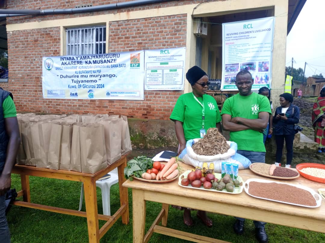 rclrwanda's tweet photo. hanatanga ifunguro ry'indyo yuzuye n'inyigisho kubabyeyi b'abana 39. #RwandaLocalGov  #FirstLadyRwanda  #WFP #WorldVision  #UNICEF https://t.co/3BbWCoEQke
