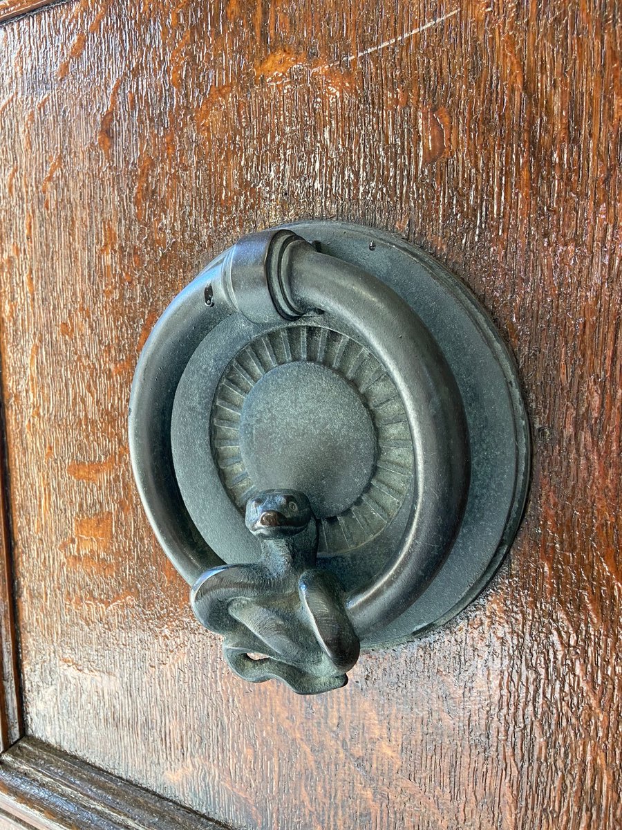 It takes an eagle (or falcon) eye to spot all the little details at @UofGlasgow! 👀 Have you ever noticed these snake-shaped door handles? If not, you'll find them on the front doors to the 101-year-old home of Zoology, the Graham Kerr Building. 🐍 #FridayFeature