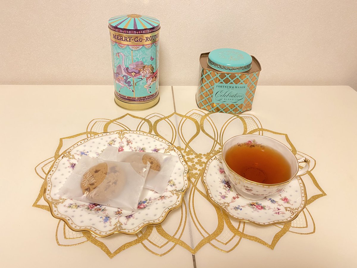 ˚✧今日のおやつ✧༚ THE MAGNIFICENT MINI MUSICAL MERRY-GO-ROUND CELEBRATION BLEND TEA FORTNUM&MASON フォートナム＆メイソンのオルゴール缶に入ったビスケット✨ 回すと♪ 中は個包装でロゴ入り カップは ロイヤルクラウンダービー ロイヤルアントワネット #木漏れ日のお茶会 #イギリス旅🇬🇧