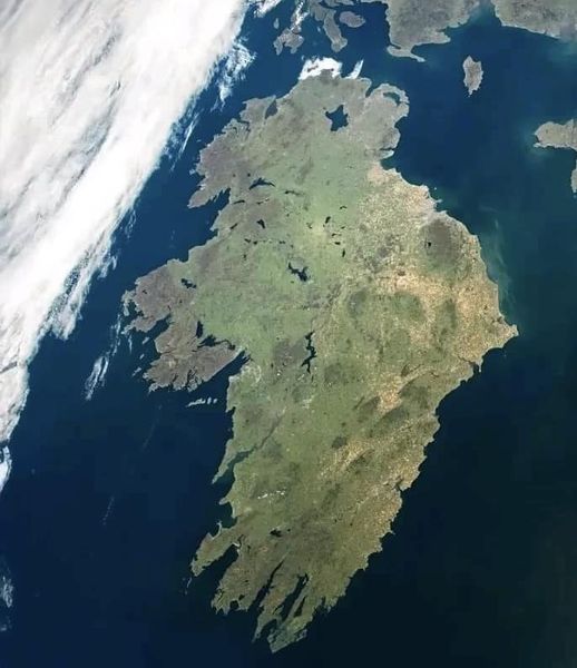Looking down on #Ireland from outer space, it's a lovely clear day today.🙂🇮🇪 #irish #Orion #emeraldisle #eringobragh