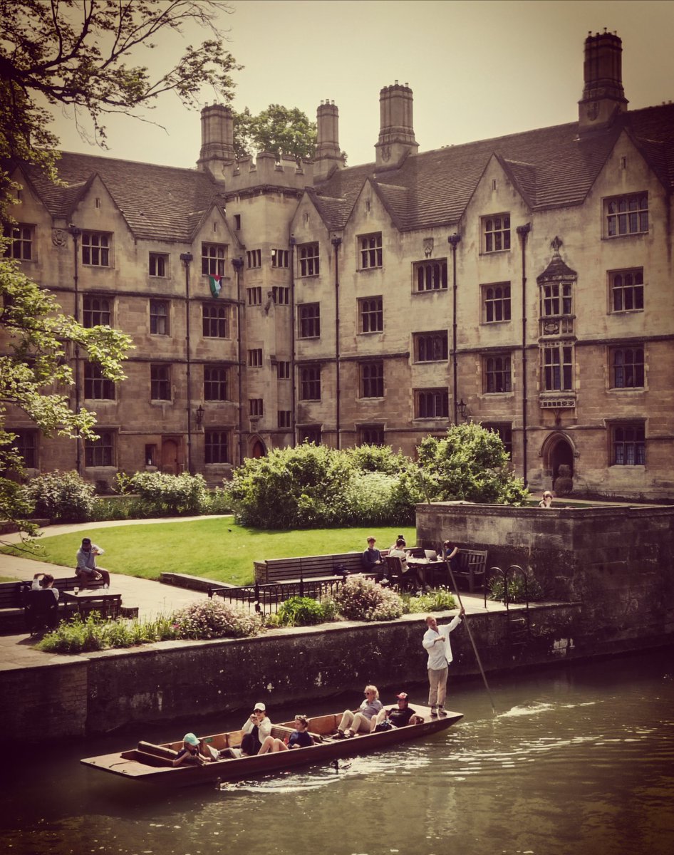 A sunny morning at King's College, Cambridge.
.
.
.
#garden #cambridge #kingscollege #england #cambridgeuniversity #punting #rivercam #photography