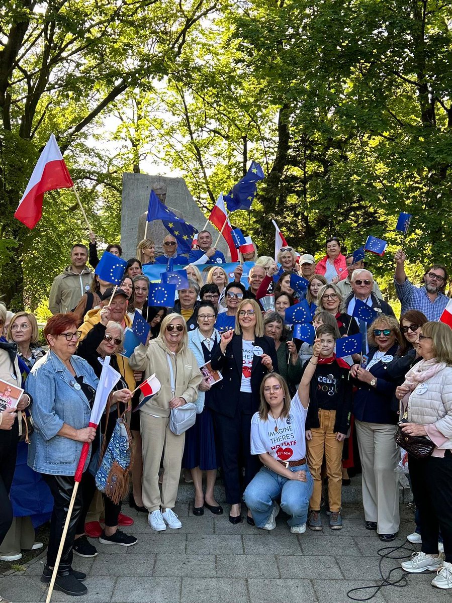 Adamowicz_Magda's tweet photo. Kochani, w Słupsku się urodziłam, tu chodziłam do przedszkola, podstawówki i ogólniaka, tu zawiązałam przyjaźnie, które trwają do dziś. To tu się wszystko zaczęło i dlatego to tu w Słupsku oficjalnie otworzyłam moją kampanię wyborczą do Paramentu Europejskiego.

Dziękuję Wam wszystkim za tyle uśmiechów i tak silne wsparcie❤

Dziękuję Pani Prezydentce Krystynie Danileckiej-Wojewódzkiej za przemiłe słowa poparcia😊

Dziękuję @DanutaWawrowska, Platforma Obywatelska Słupsk i Fundacja Słupskich oraz całej #DrużynaMagdy za wielką pomoc👍🤝 

2⃣ #Adamowicz #SilnaKobieta #SilnePomorze #SilnaPolska #SilnaEuropa @platforma_pom