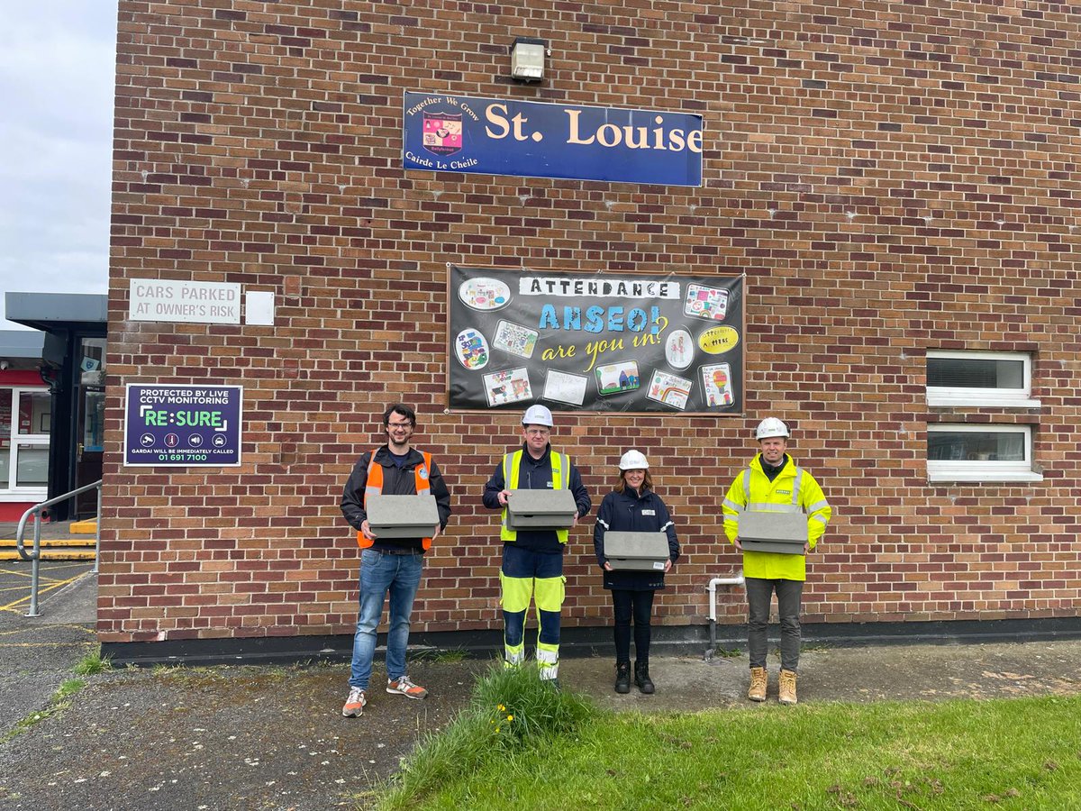 Gas Networks Ireland & @MurphyGroup1951 teamed up to install 21 swift nesting boxes at 3 Dublin schools this week! These boxes will provide much-needed nesting spots for swifts, a declining bird species.