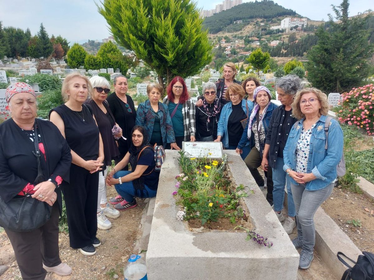 Evli olduğu erkeğin ailesi tarafından 'ayrıldı' bahanesiyle sokak ortasında öldürülen Safiye Karakoç'u ölümünün 7. yılında mezarı başında andık. Mücadelemiz sonucu katile indirimsiz şekilde ceza verilmişti. Hiçbir kadının öldürülmediği günleri kazanacağız.