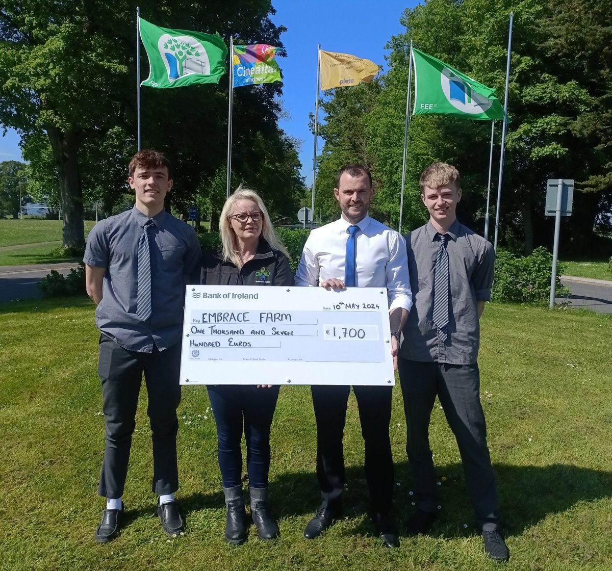 6th year students Michael Gaffney and Adam Hennessy, present Caroline Redmond from @EmbraceFARM, with a cheque for €1700 following their charity tractor run and non uniform day🚜 Well done to all involved 👏👏👏