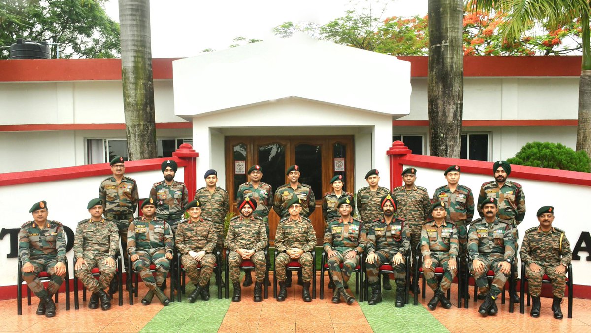 #IndianArmy #EasternCommand #StrongAndCapable On his second day in #Manipur, Lt Gen RC Tiwari, #ArmyCdrEC visited Keithelmanbi Garrison and was briefed on the security situation by commanders on ground. The Army Commander appreciated the high professional standards of the troops…