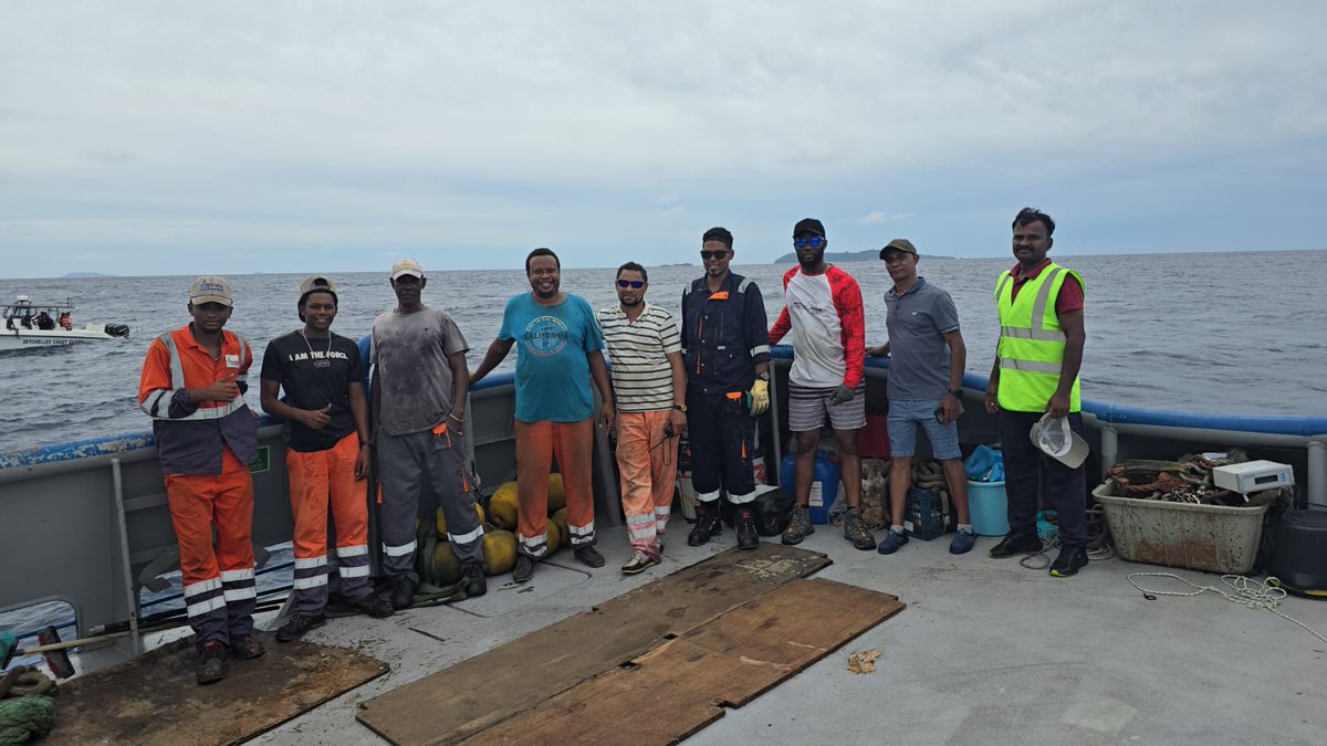 Taking forward science based collaboration, INCOIS & Seychelles Meteorological Authority, have deployed a wave rider buoy, equipped with advanced technology to monitor oceanic conditions, particularly high waves and swells off the coast of Seychelles. #OceanObservation #HighWaves