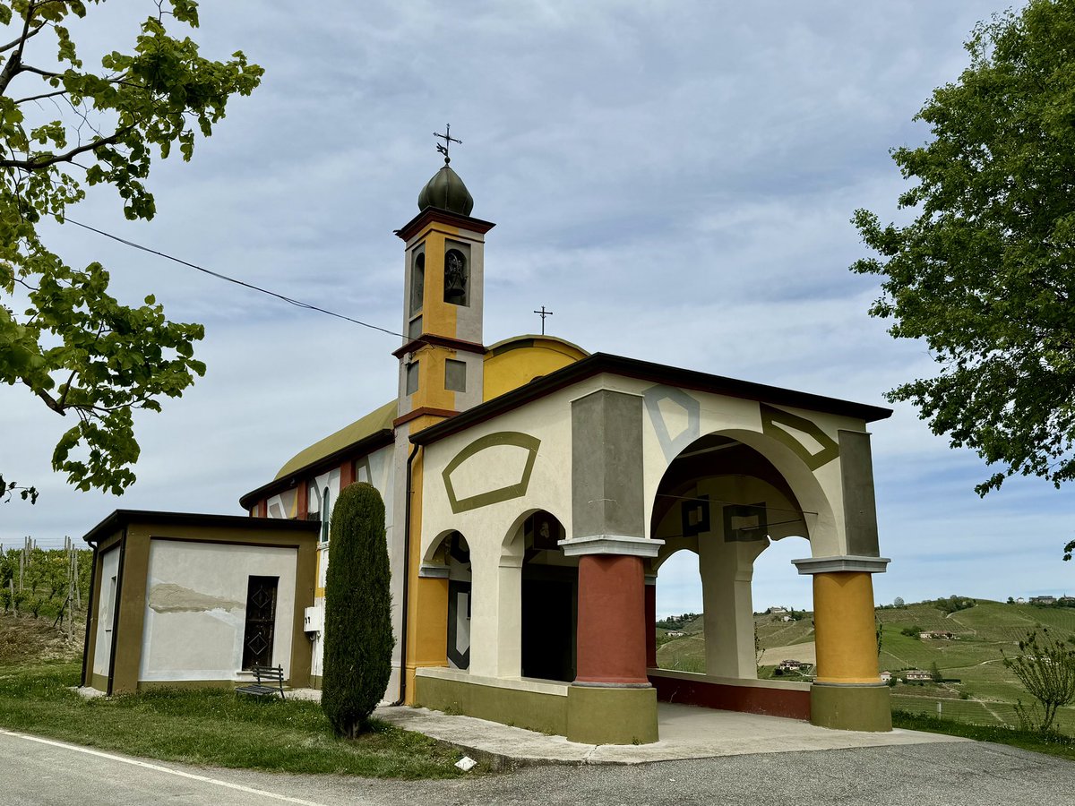 Tra le ondulanti distese dei vigneti che solcano il cuore delle Langhe e del Monferrato, sorge maestosa la Chiesetta della Beata Maria Vergine del Carmine di Coazzolo, un gioiello cromatico immerso nell'abbraccio della natura #blogger #piemonte #Travel