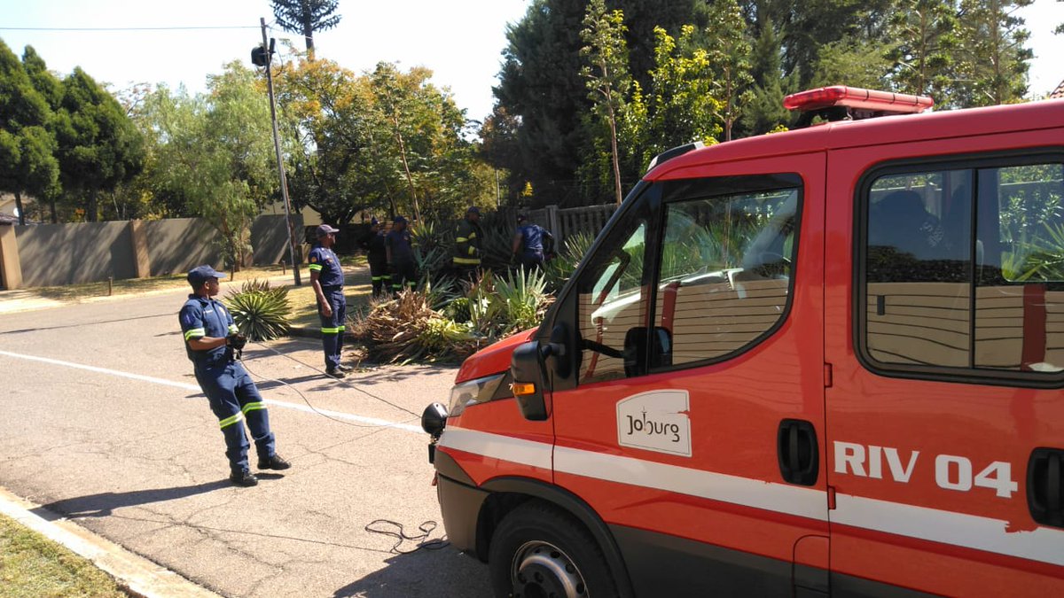 🚒Let's keep fire hydrants accessible🚒 Don't obstruct underground fire hydrants with plantings/flowers beds. Look out for yellow pillars with red signs marked 'FH' near driveways and pavements. Your cooperation can save time in case of emergencies #FireSafety #JoburgCares