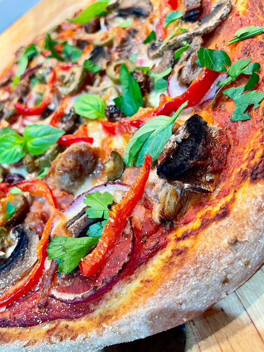 NatalieMoran20's tweet photo. Now, finally, our turn. Pizza time! All things meaty for The Husband and The Boy and all the left over little bits with fresh herbs for moi, and the best bit is I made enough for lunch tomorrow too!Enjoy your evening Tweeps 💛

#itsbeenaweek #grateful https://t.co/ximqOTdsiS