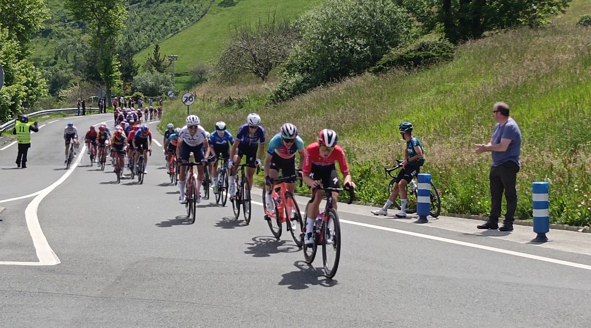 Demi Vollering, ganadora de Tour, Vuelta, Lieja, Strade Bianche, Amstel, completa hoy su palmarés batiendo la marca de la subida a Txitxarro. #Itzulia