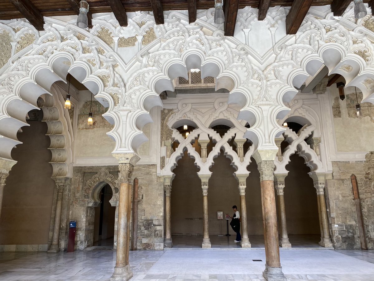 El Palacio de #Aljafería, un edificio de estilo mudéjar, fue construido por el reino taifa en el siglo XI. Un siglo después, Alfonso I reformó el palacio tras recuperar #Zaragoza durante la Reconquista, luego pasó a pertenecer a #Aragón.