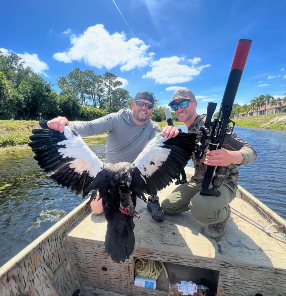 'Ain't no thing but a chicken wing!' - @theothersideventures 

Have you had the chance to hunt the invasive species, Muscovy Duck? 

#ITSINOURBLOOD #hunting #outdoors #ducks #duckhunting #waterfowlhunting #invasivespecies