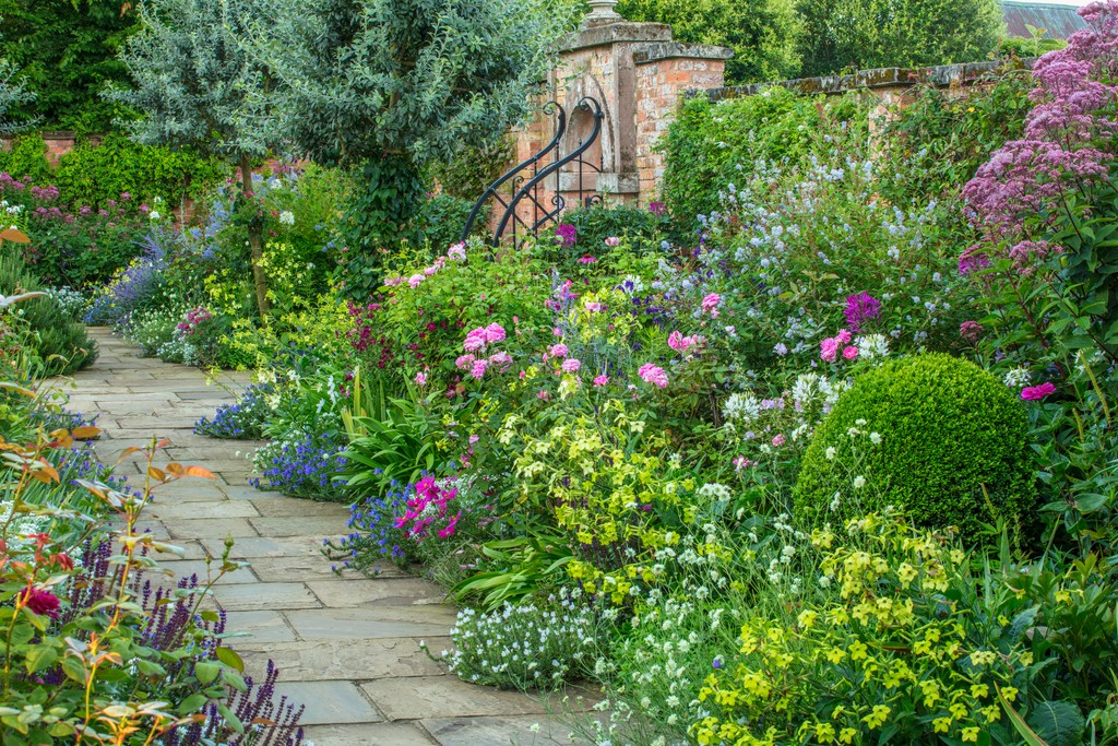 📸Morton Hall Gardens, Worcestershire ©Clive Nichols Tonight on #GardenersWorld Rachel de Thame meets up with Head Gardener at Morton Hall Gardens, Oli Johnson, to talk about tulips. Find out when you can visit the garden👇️ findagarden.ngs.org.uk/garden/29774/m… @GWandShows